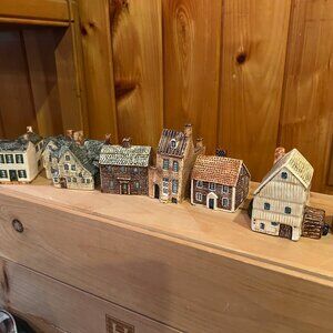 Vintage John  Putnams's Heritage  houses   village of 7 ceramic  pcs   ex condit
